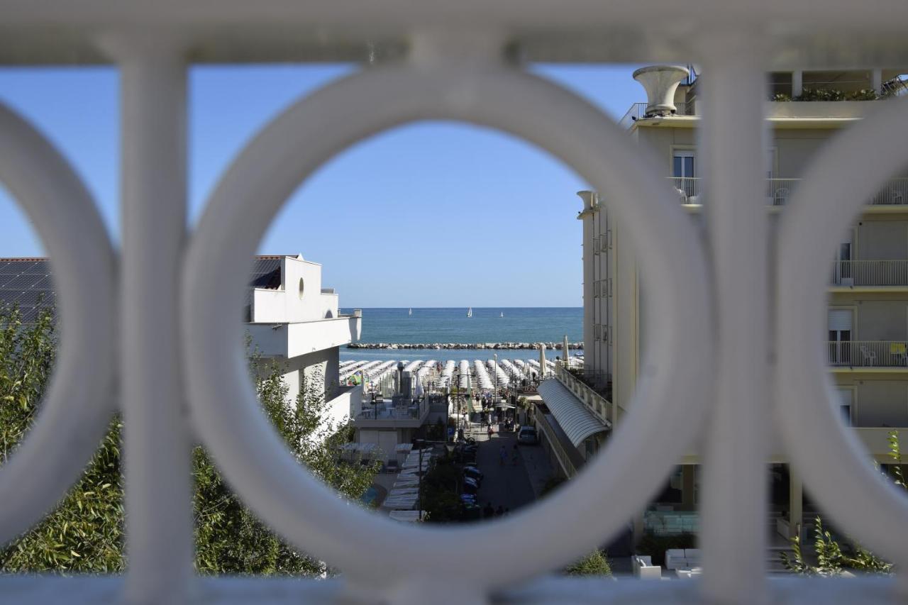 Hotel Des Bains Cattolica Exterior photo