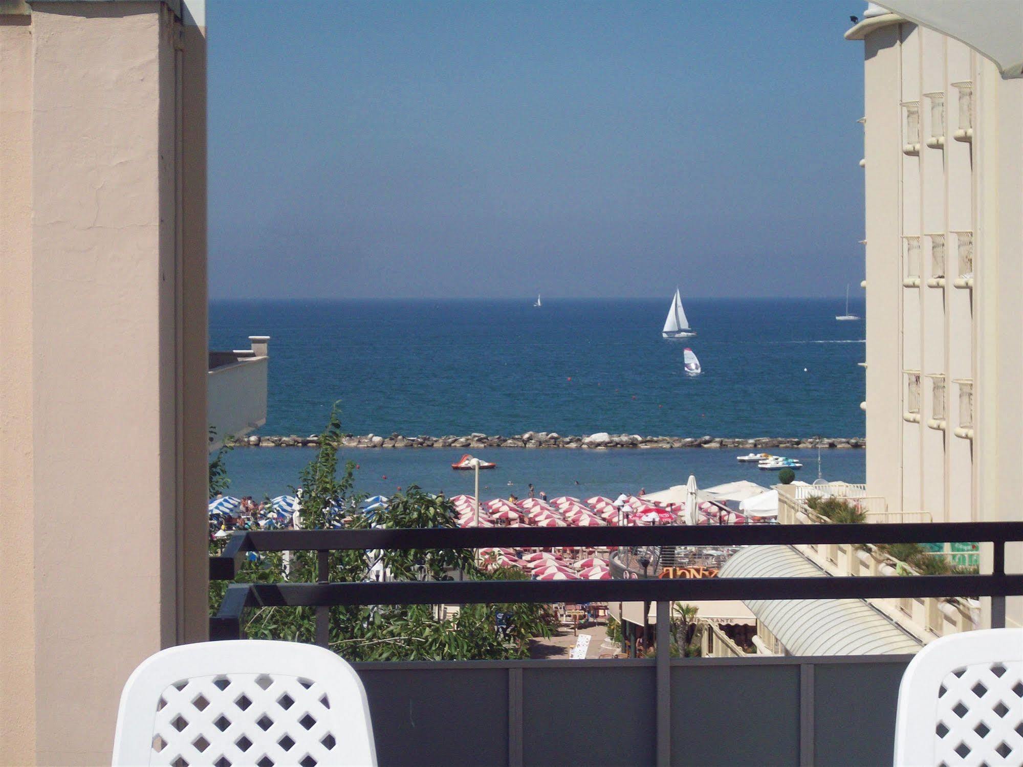 Hotel Des Bains Cattolica Exterior photo